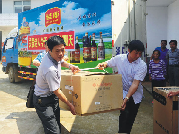 公司把一批價(jià)值兩萬(wàn)余元的空調(diào)、電視、熱水器等物資捐贈(zèng)給敬老院的老人們